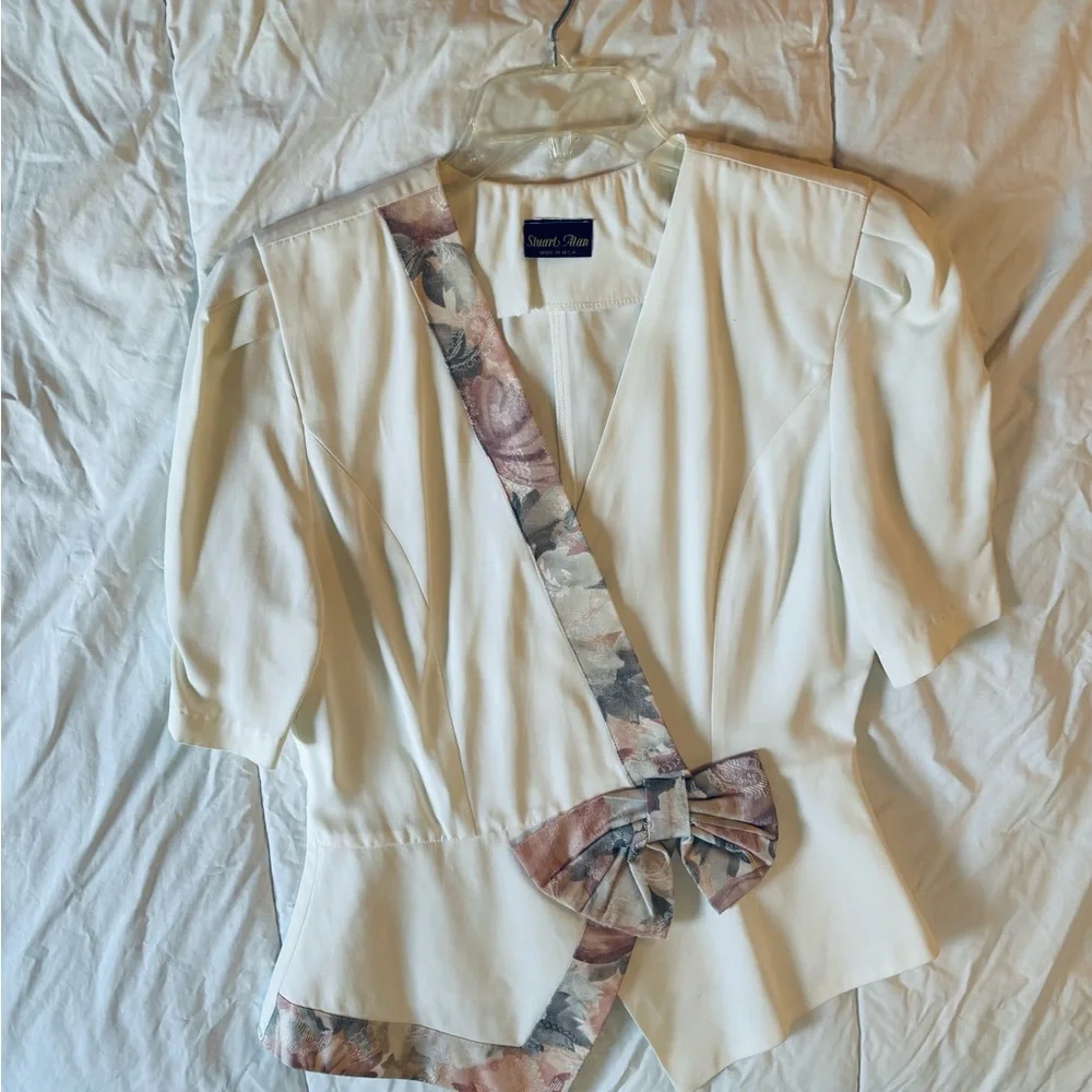 Vintage 90’s shirt with Floral Accents - Picture 8 of 15